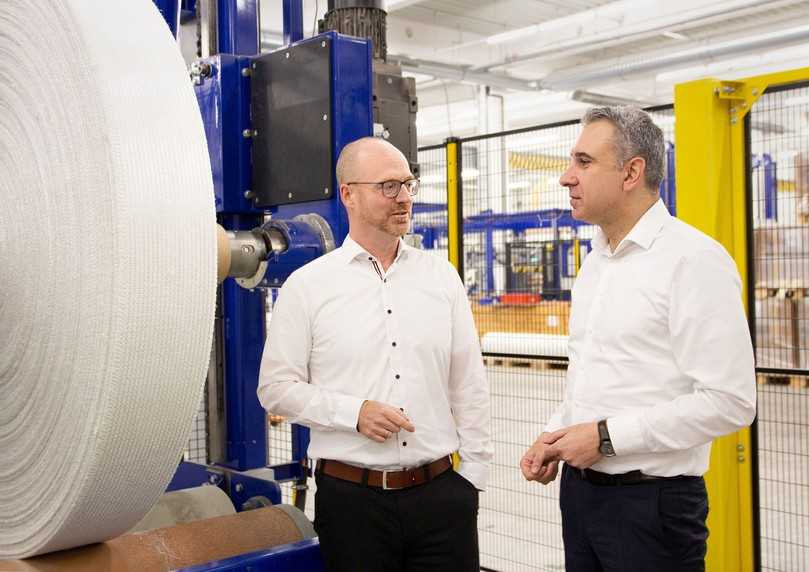 Kai Diecks und Nils Füchtjohann haben klare Unternehmensziele vor Augen. Eines davon ist eine CO2-neutrale Produktion. | Foto: Saertex multiCom