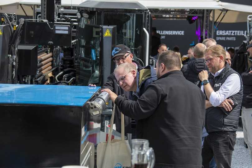 Den JCS130E zeigte Tracto mit gleich zwei Innovationen: einem Bohrkopfradar für die Ortung von Hindernissen im Bohrverlauf und passende Bohrgestänge mit innenliegenden Koaxial-Datenkabeln. | Foto: Tracto Den JCS130E zeigte Tracto mit gleich zwei Innovationen: einem Bohrkopfradar für die Ortung von Hindernissen im Bohrverlauf und passende Bohrgestänge mit innenliegenden Koaxial-Datenkabeln. | Foto: Tracto
