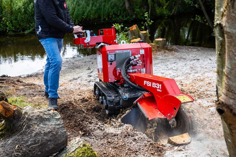 Neue Stubbenfräse von FSI für beengtre Platzverhältnisse und mit stärkerem Motor