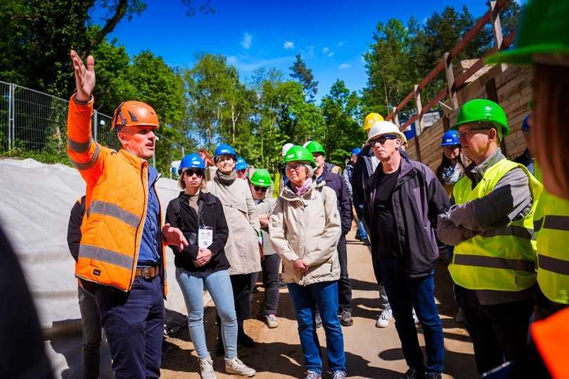 Bei der Baustellenführung in der Dresdner Heide wurde das Kanalbauprojekt für die Industrieversorgung erklärt – ein Großvorhaben mit Microtunneling-Technik. | Foto: André Wirsig Bei der Baustellenführung in der Dresdner Heide wurde das Kanalbauprojekt für die Industrieversorgung erklärt – ein Großvorhaben mit Microtunneling-Technik. | Foto: André Wirsig