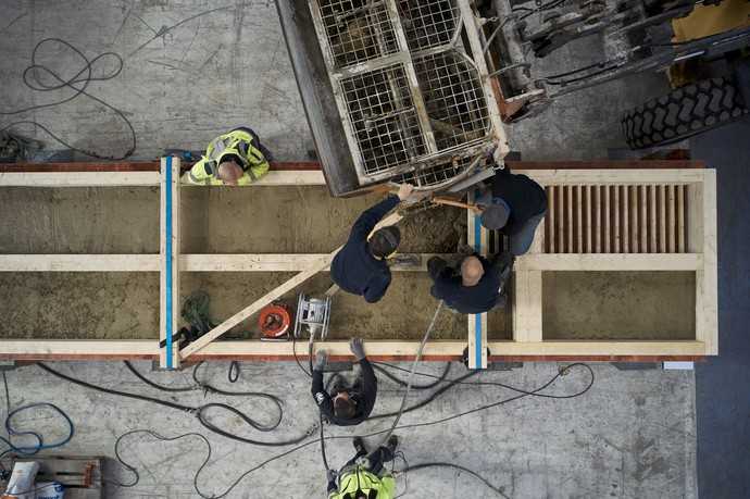 Die Entwicklung der Holz-Lehm-Decke erstreckt sich vom Prototypen über die manuelle Serienproduktion bis hin zur Roboter-gestützten Fertigung. | Foto: Leipfinger-Bader/Thomas Staub