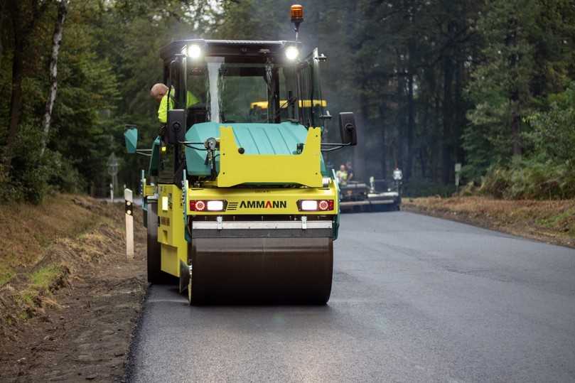 Die vielseitigen Lenkungsoptionen der Ammann-Tandemwalze ARP 75 ermöglichen dem Fahrer präzises Manövrieren und damit eine gleichmäßige Verdichtung. | Foto: Ammann