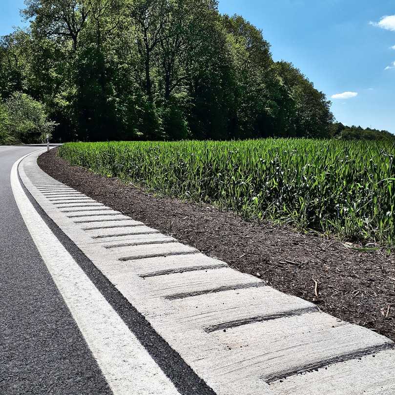 Das Wallstop Rüttel-Bankett mindert die Unfallgefahr und schützt den Fahrbahnrand vor Kantenabbrüchen. | Foto: BH