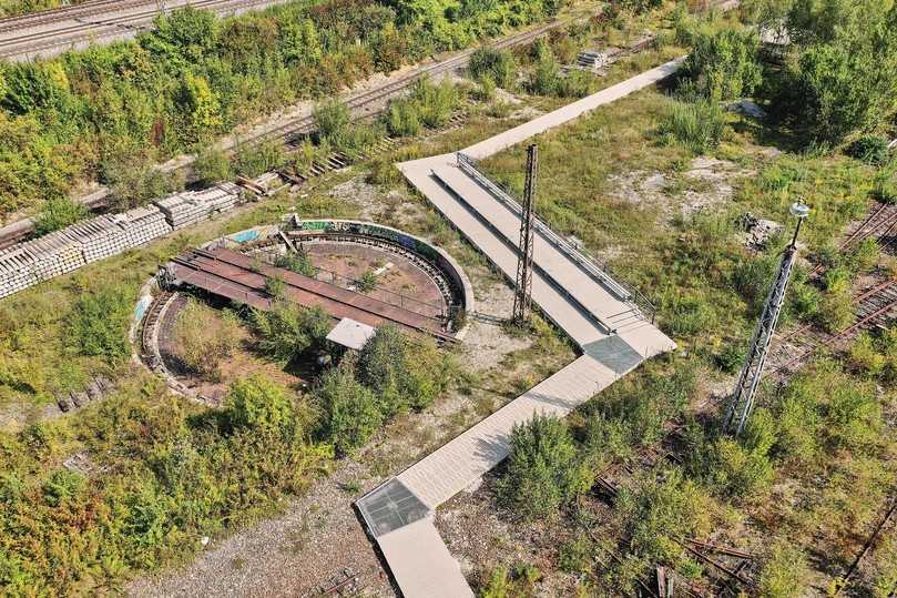 Barrierefrei gestaltet: Der Landschaftspark „Baumkirchen Mitte“. Aufgeständerten Wege, die durch den Landschaftspark  führen, sind für Rollstuhfahrer ausreichend breit und bieten Blinden und Sehbehinderten eine Leitlinie. | Foto: es