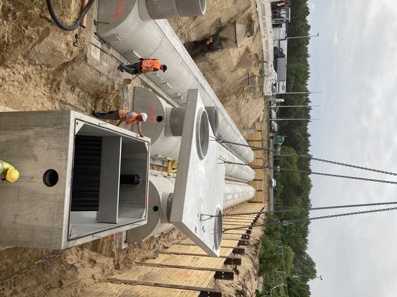 Montage des Lamellenklärers. Hier wird die Abdeckung aufgesetzt. Im Hintergrund sind die Sickertunnel zu sehen. | Foto: Mall Montage des Lamellenklärers. Hier wird die Abdeckung aufgesetzt. Im Hintergrund sind die Sickertunnel zu sehen. | Foto: Mall