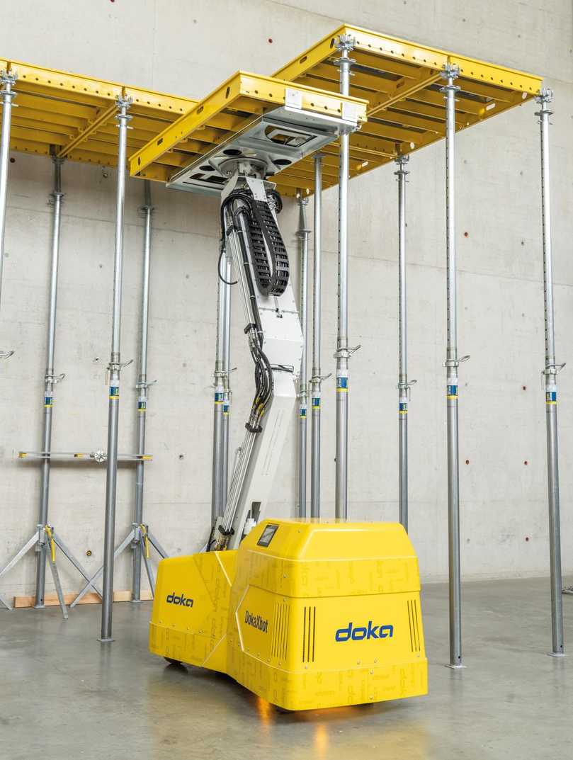 Der Star bei Doka auf der Bauma: Mit dem Roboter DokaXbot lassen sich Elemente und Rahmen der Deckenschalung semi-automatisch anheben und einlegen. | Foto: Doka