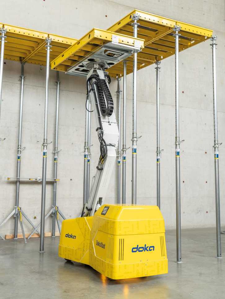 Der Star bei Doka auf der Bauma: Mit dem Roboter DokaXbot lassen sich Elemente und Rahmen der Deckenschalung semi-automatisch anheben und einlegen. | Foto: Doka