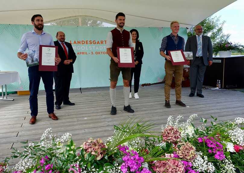 Preisträger Fachagrarwirt Baumpflege und Baumsanierung: (vorne v.l.) Peter Siegmund, Dominik Sepperl und Nils Weis. (hinten v.l.) Gerhard Zäh, Ministerin Michaela Kaniber und VGL Bayern-Verbandsdirektor Prof. Rudolf 
Walter Klingshirn. | Foto: B_I Bauer