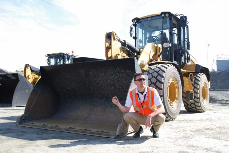 Produktmanager Joel Grimes erklärte die Neuerungen der mittelgroßen Radlader von Cat. Der 16 Tonnen schwere 938M ist im Normalmodus jetzt sparsamer und leiser und als „Aggregates Handler“ mit größerer Schaufel und Gegengewicht erhältlich.