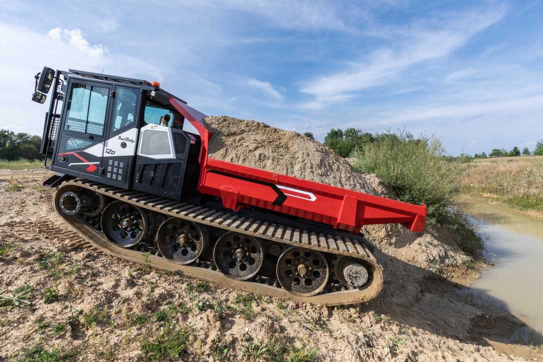 Kässbohrer Raupendumper bewegen viel Material auf weichen Böden