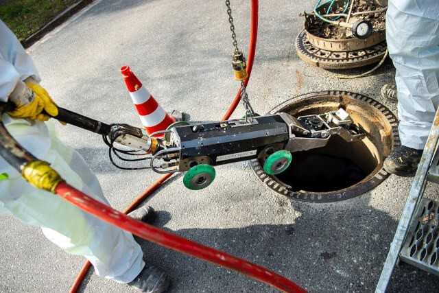 Die Schachtöffnung reicht: Ein eCutter oder etwa die Pi.Tron-Spachtel- und Verpressroboter können durch den Einstiegschacht in den Kanal abgelassen werden. | Fotos: Diringer & Scheidel Rohrsanierung