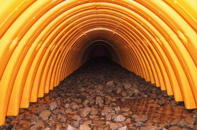 Durch den vollständig offenen Innenraum der Tunnelkammern verteilt sich das Wasser gleichmäßig. Die größte Version der Rigolentunnel inklusive Schotter speichert bis zu 5,06 Kubikmeter Wasser bei einer Kammerlänge von 2,3 Metern. | Foto: Birco