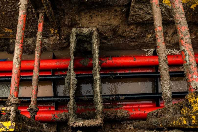 Um die Leerrohre dabei gegen Auftrieb zu sichern, wurden alle 3 Meter Schotts eingebaut, die von Langguth extra für diese Baumaßnahme angefertigt wurden. | Foto: Ernst und Ludwig Langguth