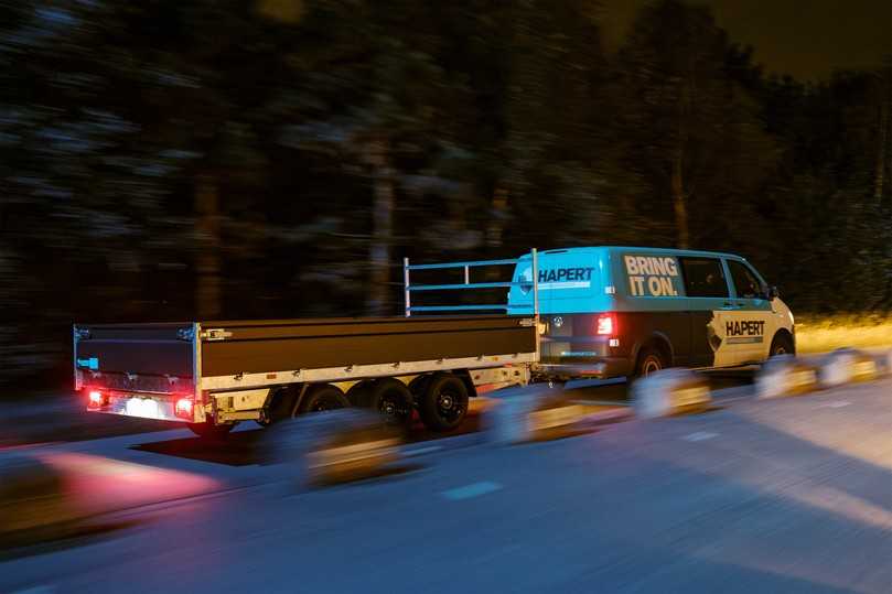 Die LED-Beleuchtung, das serienmäßige Batterieladegerät, das Frontgitter und die Parabelfederung mit Stoßdämpfern runden das Bild ab | Foto: WAGENBOUW HAPERT B.V Die LED-Beleuchtung, das serienmäßige Batterieladegerät, das Frontgitter und die Parabelfederung mit Stoßdämpfern runden das Bild ab | Foto: WAGENBOUW HAPERT B.V