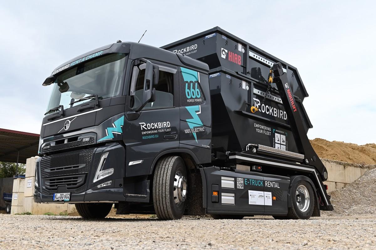 Das hydraulische Hiab Multilift-Absetzgerät auf dem Volvo FM Electric bedient der Fahrer wie gewohnt über eine Funkfernsteuerung. | Foto: QUATEX