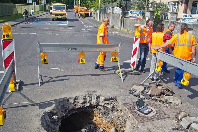 Immer wieder sorgen plötzliche Absackungen für Straßensperrungen in Bonn. | Foto: Roland Kohls