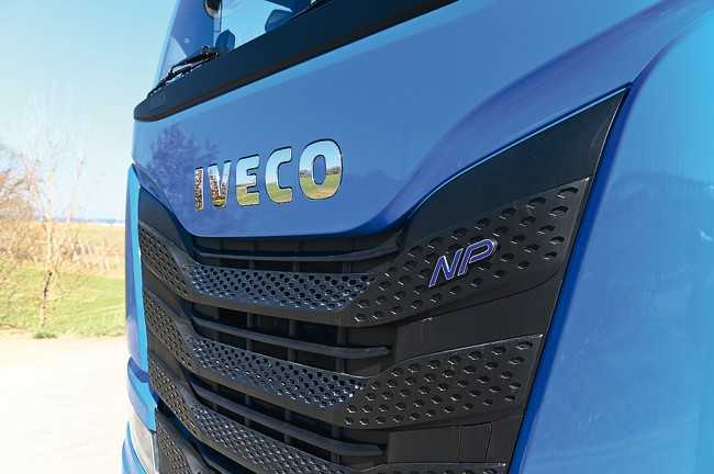 Der Zusatz „NP“ für Natural Power am Kühlergrill zeigt an, dass der Iveco S-Way mit Erd- oder Biogas fährt. | Foto: Quatex