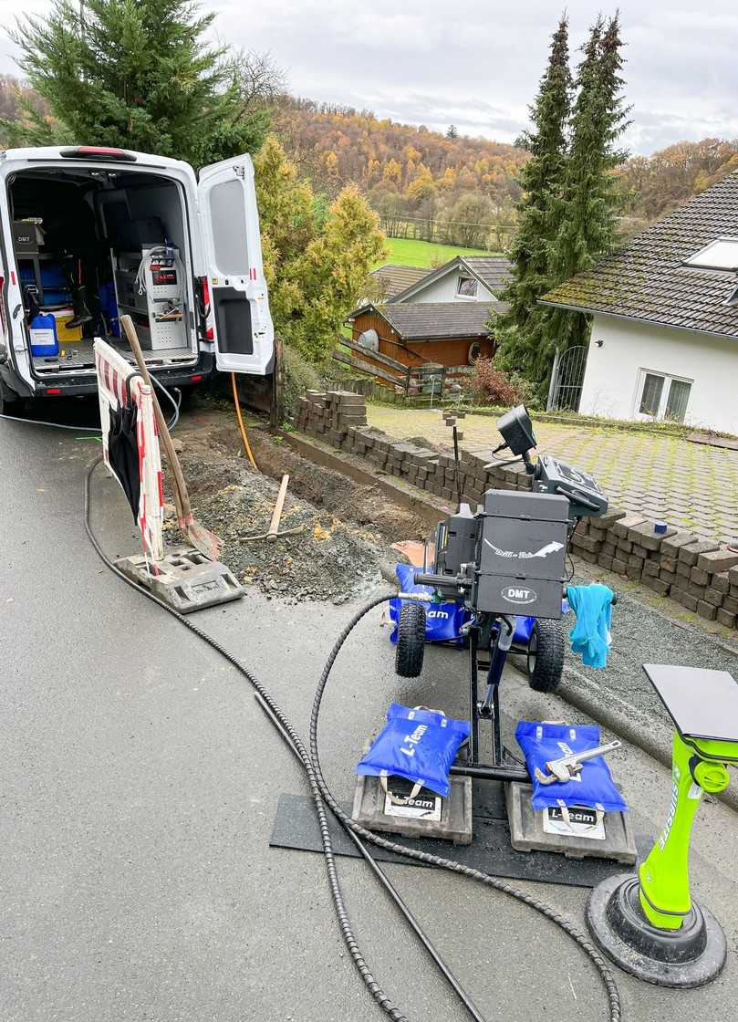 Die Drill-Vole 2.0 bei der Arbeit oberhalb der steilen Bohrstrecke. Links im Bild der offene Kleinbus für ihren Transport mit eingebauter Mischanlage. | Foto: L-Team X-Tools