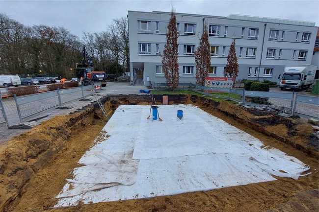 Zum neuen Regenwasserkonzept der Klinik für Manuelle Therapie (KMT) in Hamm gehört der Einbau der D-Raintank 3000-Rigolen von Funke, die für eine zuverlässige Versickerung von Niederschlägen sorgen und die Kanalisation vor Überlastung schützen. | Foto: Funke Kunststoffe GmbH