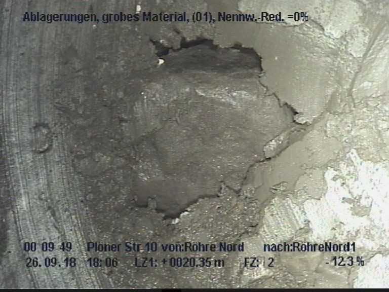 Abb. 2: Bei der Befahrung der nördlichen HDD-Bohrung mit einem Kanalauge angetroffene Findlinge im Geschiebemergelhorizont | Foto: De la Motte