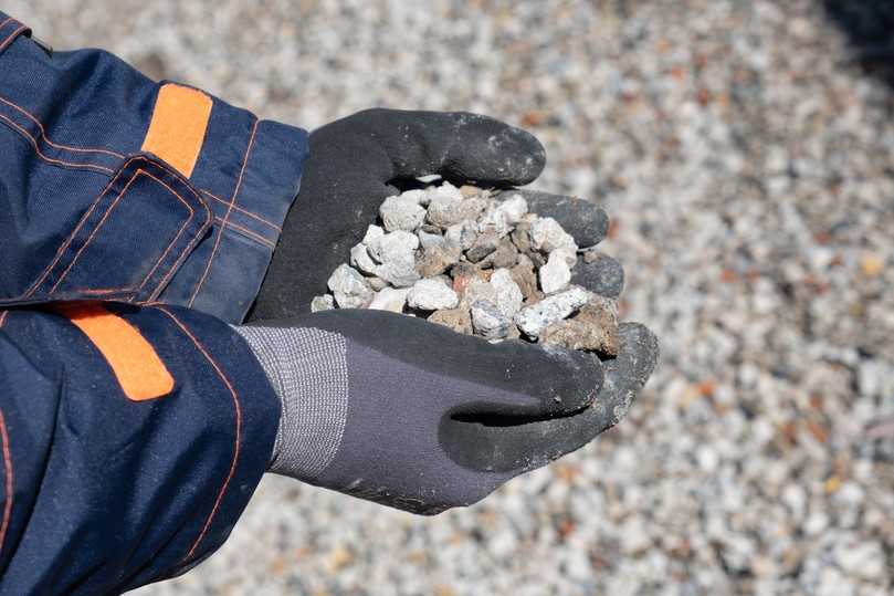 Rezyklierte Gesteinskörnungen des Typs 1 enthalten mindestens 90 Masseprozent (M.-%) Beton und Betonprodukte. Maximal 10% können Nebenbestandteile wie Ziegel oder Kalksandstein sein. | Foto: Heidelberg Materials AG Rezyklierte Gesteinskörnungen des Typs 1 enthalten mindestens 90 Masseprozent (M.-%) Beton und Betonprodukte. Maximal 10% können Nebenbestandteile wie Ziegel oder Kalksandstein sein. | Foto: Heidelberg Materials AG