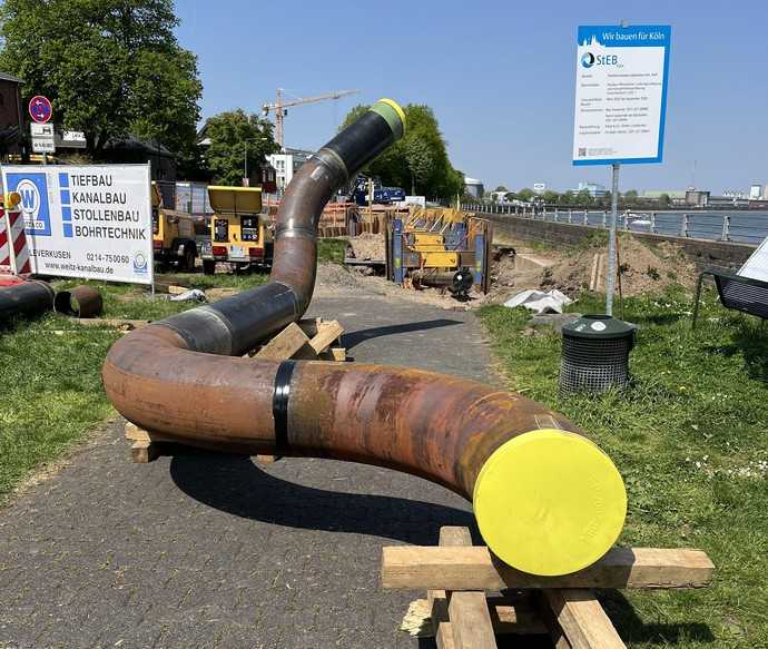 Der vorgefertigte Rohrstrang der neuen Gashochdruckleitung liegt bereit für den Einbau. | Foto: RN Rohrleitungsbau Niederrhein GmbH