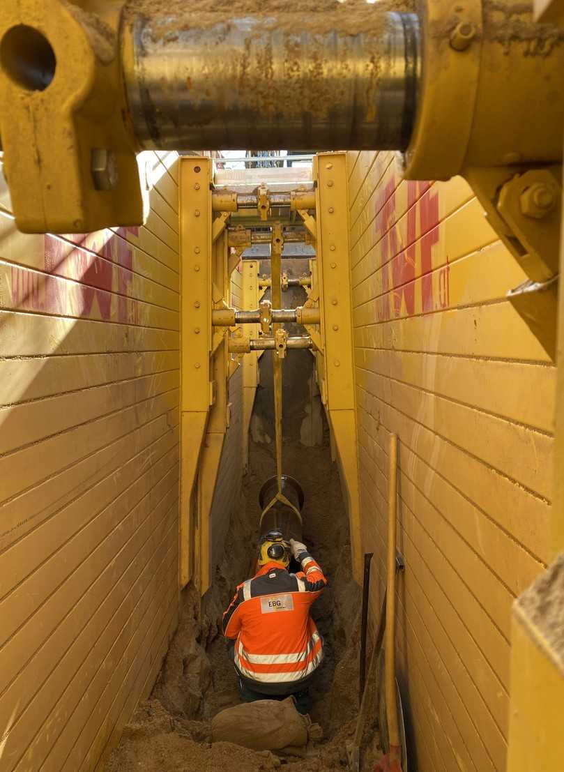 Einlassen der Steinzeugrohre DN 300 in XL-Verbauboxen von TWF, hier mit Aufstockelementen für größere Tiefen | Foto: TWF Tiefbautechnik