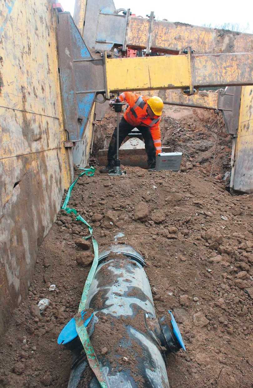 Um den Verdichtungsgrad des Bodens zu messen, führt das Grundbauinstitut Biedenbach vor Ort einen Lastenplattendrucktest durch. | Foto: Simona AG