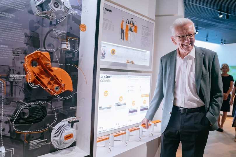 „Die neue Markenwelt von Stihl beeindruckt mich.“, so Ministerpräsident Winfried Kretschmann | Foto: Stihl / Thomas Niedermüller