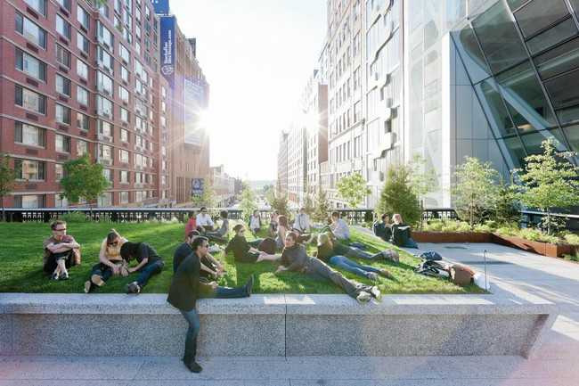 Erholung auf der High Line – einfach mal auf den Rasen liegen und sonnen. | Foto: Iwan Baan
