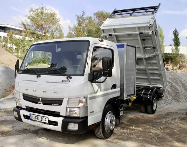 Fuso 7C18 mit Meiller Dreiseitenkipper und LogicLine-Transportbox.