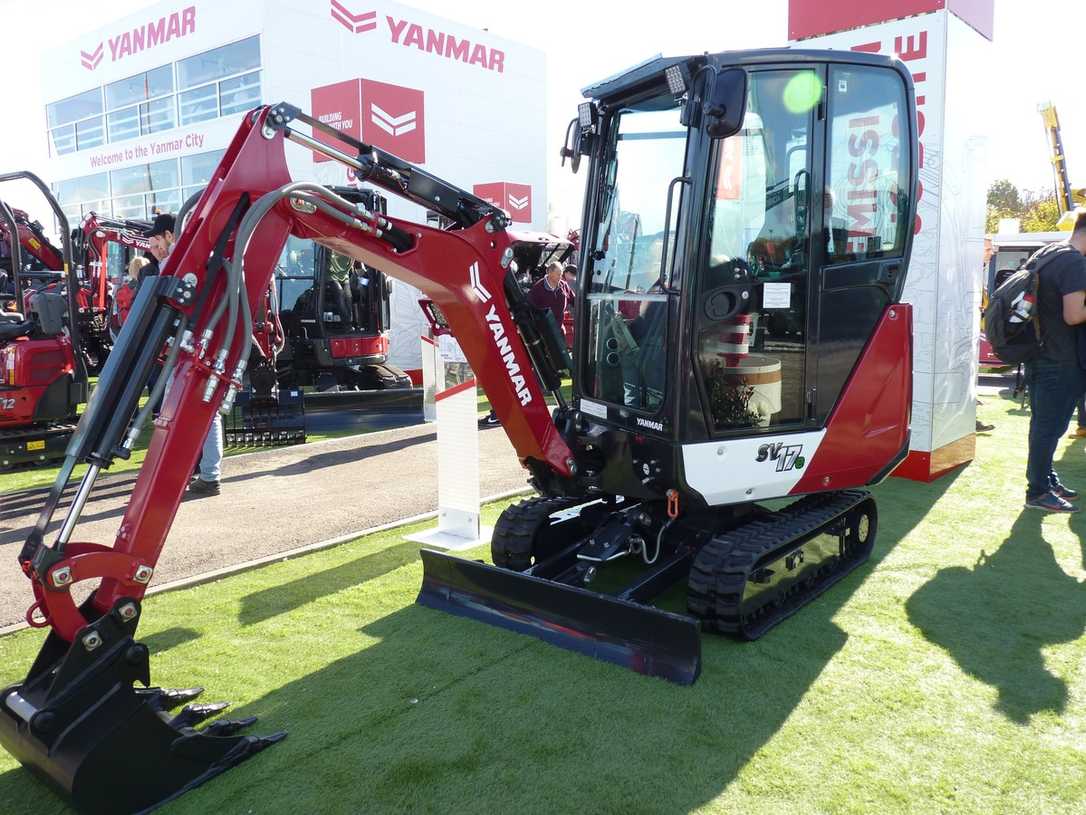 Yanmar mit Minibagger und Lader auf der Bauma