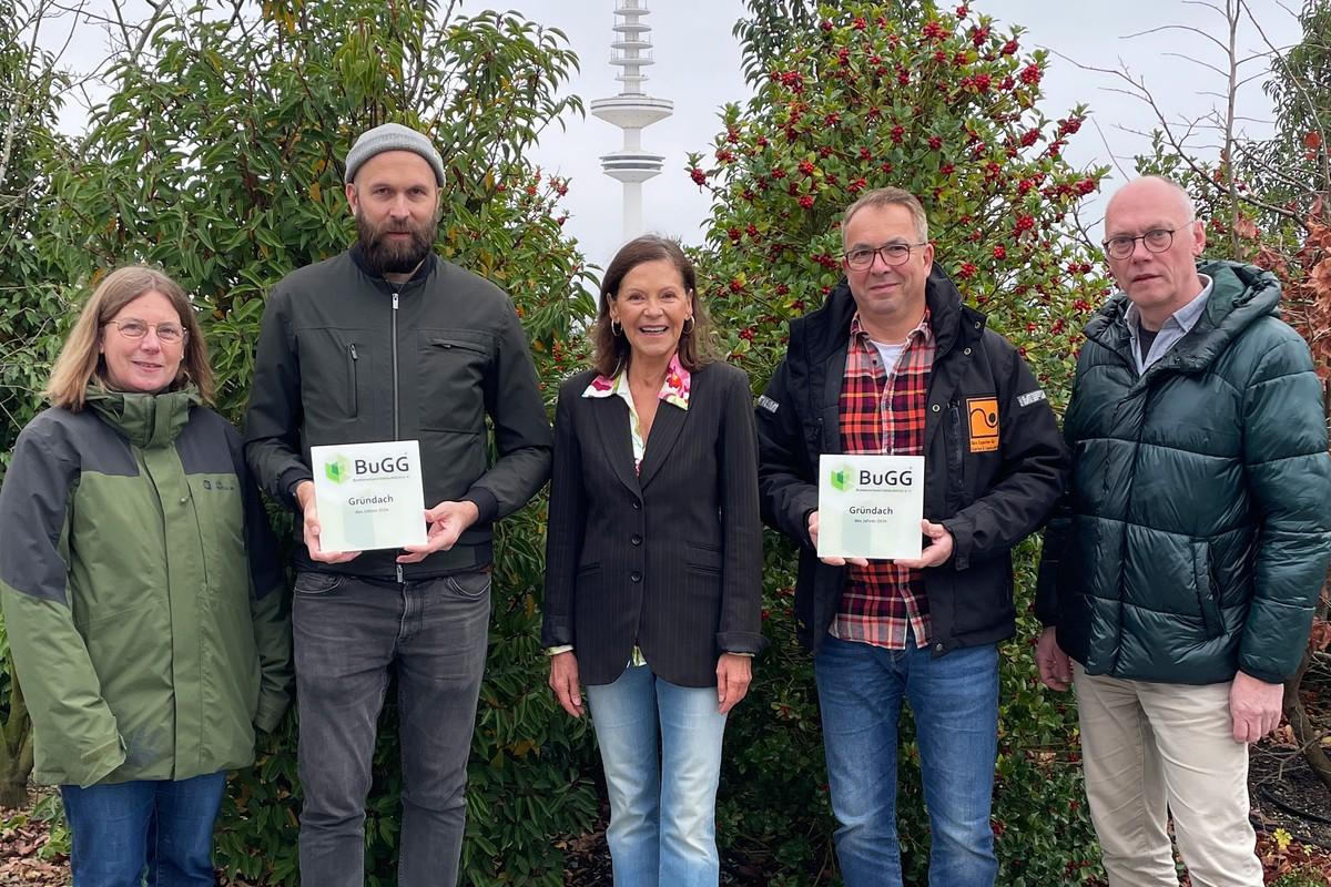 v.l.n.r.: Mareile Blessmann, Julian Benesch (beide Landschaftsarchitektur+ Holzapfel-Herziger & Benesch PartGmbB), BuGG-Botschafterin Angela Roy, Marco De Santis (Klaus Hildebrandt Garten- und Landschaftsbau AG), Felix Holzapfel-Herziger (Landschaftsarchitektur+). | Foto: Bundesverband GebäudeGrün