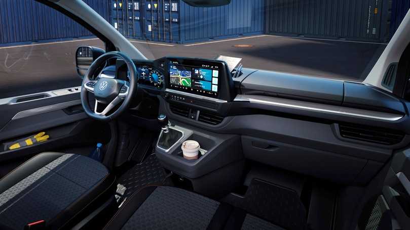 Das Armaturenbrett mit digitalen Displays schmückt auch den Ford Transit Custom. Beim Multifunktionslenkrad und der Instrumentierung beschreitet VW aber eigene Wege. | Foto: Volkswagen Nutzfahrzeuge