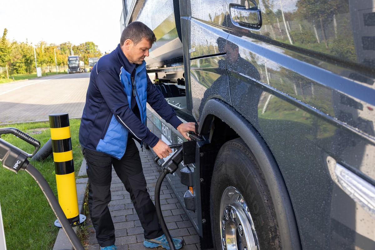 Über den Standard CCS-Stecker an der Schnellladesäule sind die Akkus nach zirka 90 min wieder zu 80% aufgeladen. | Foto: Volvo Trucks