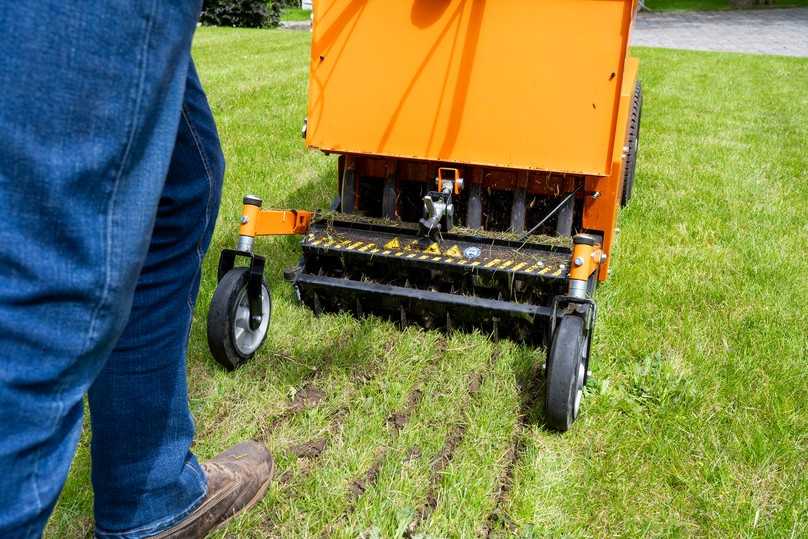 der Jetzer schneidet alle zehn Zentimeter bis zu zehn Zentimeter tiefe vertikale Rillen | Foto: Eliet der Jetzer schneidet alle zehn Zentimeter bis zu zehn Zentimeter tiefe vertikale Rillen | Foto: Eliet