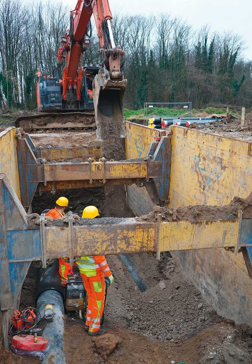 Eine fachgerechte Herstellung der Leitungszone ist für die Standfestigkeit der Rohrleitung ausschlaggebend. Aus diesem Grund wird die Rohrzone lagenweise mit dem aufbereiteten Verfüllungsmaterial bedeckt. | Foto: Simona AG