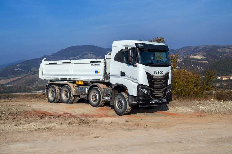 Als Straßenkipper bewegt sich der Iveco X-Way 8x4 auch sicher durch unwegsames Terrain. | Foto: Iveco