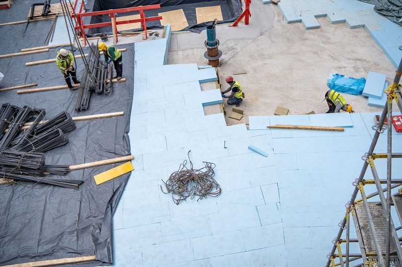 Schnelle Verlegung: Mit den XPS-Dämmplatten von Ravago schafft das Baustellenteam 300 Quadratmeter an einem Tag. | Foto: Ravago Schnelle Verlegung: Mit den XPS-Dämmplatten von Ravago schafft das Baustellenteam 300 Quadratmeter an einem Tag. | Foto: Ravago