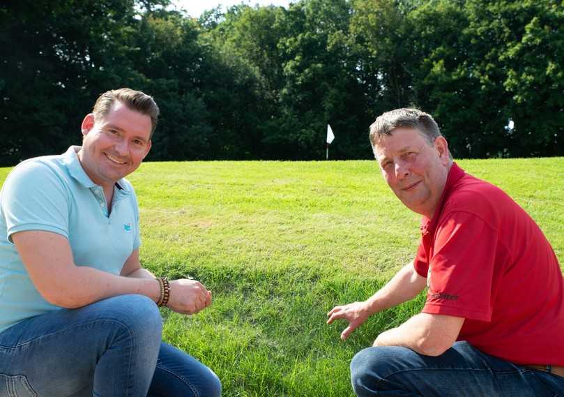 Steffen Roess, Geschäftsführer der IGG, und Headgreenkeeper Berthold Kortenbusch sind vom Ergebnis der Anspritzbegrünung überzeugt. | Foto: Fritz Brüggemann