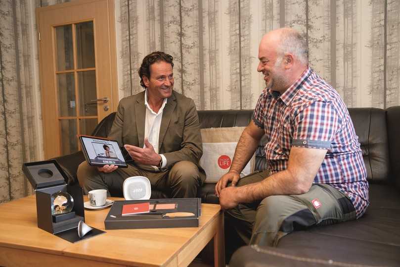 Beratungsgespräch zwischen Berendsohn Mitarbeiter Josef Shitawey (l.) und GaLaBau-Unternehmer Arton Pepshi. | Foto: Samir El Kholy