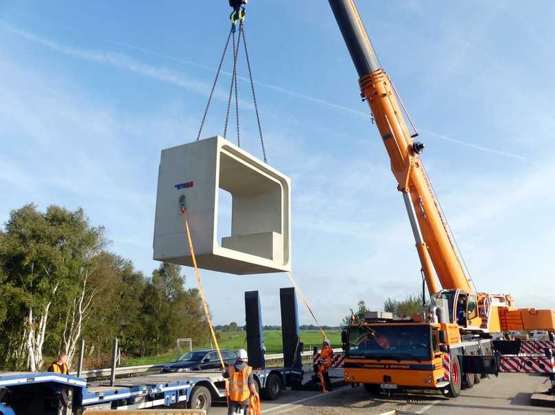 Dank der einbetonierten Hebeanker klappt der Transport reibungslos. | Foto: Berding Beton GmbH Dank der einbetonierten Hebeanker klappt der Transport reibungslos. | Foto: Berding Beton GmbH