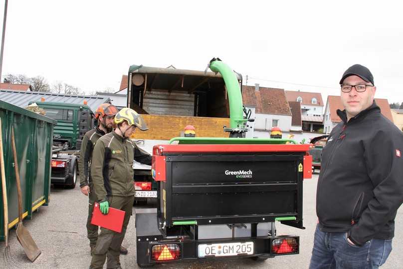 Die Tester Simon Schröppel und Thomas Deil bei der Inspektion des GreenMech EVO 205D. Rechts vorne ist Tobias Becker, Leiter Technik bei GreenMech Deutschland. | Foto: bs