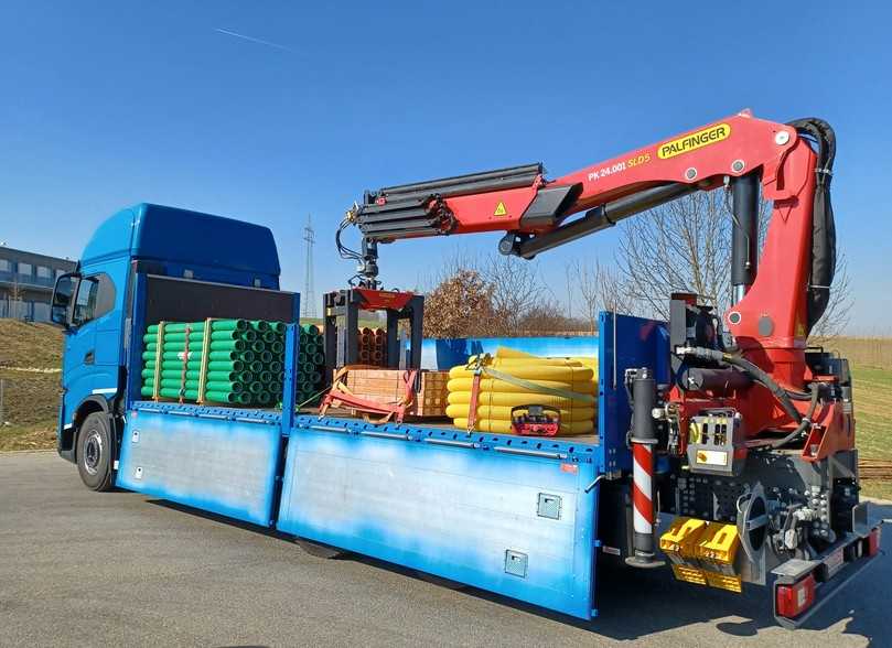 Ausgerüstet mit 6,50 langer Kunath-Baustoffpritsche und Palfinger-Heckladekran der 23-mt-Klasse lädt der Iveco S-Way Baustoffe selbsttätig auf und ab. | Foto: Iveco