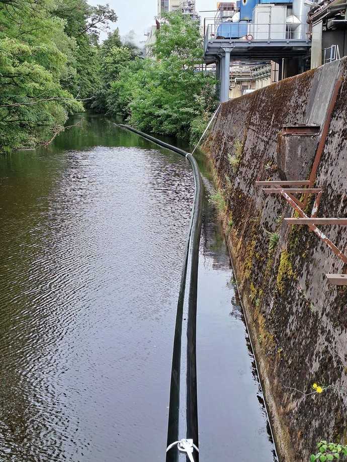 An Position wird der Liner mit Wasser beaufschlagt und an die Kanalsohle abgesenkt. | Foto: Primus Line