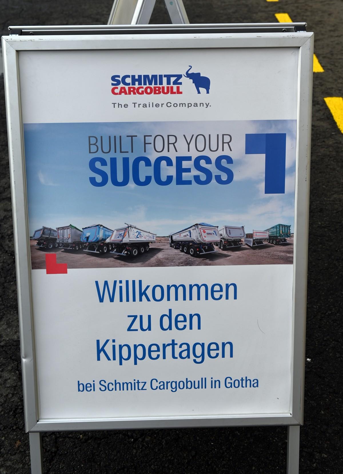 Willkommensgruß von Schmitz Cargobull in Gotha mit großem Plakat-Aufsteller. | Foto: Quatex