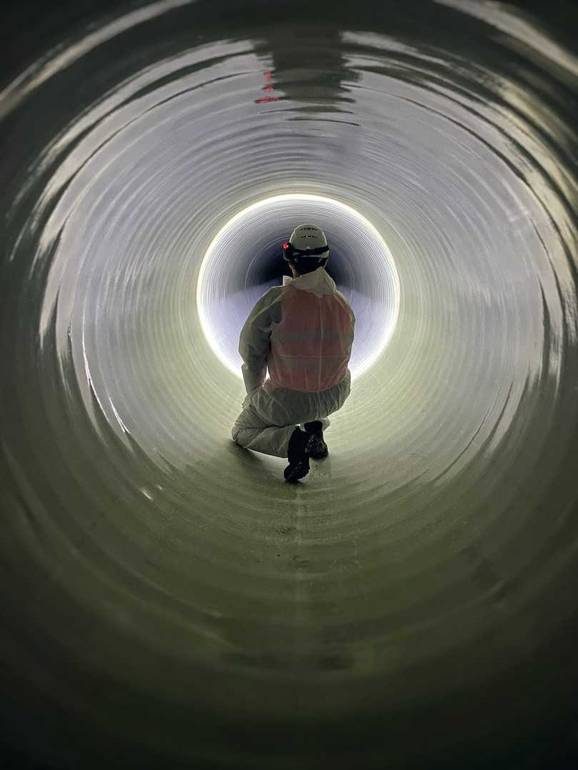 Das Sanierungsergebnis wird in Augenschein genommen. | Foto: Rohrsanierung Jensen