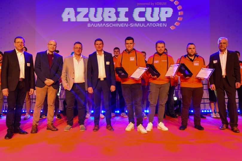 Ehrung der Besten: Der VDBUM zeichnete die Gewinner des Azubi-Cups 2024 aus. Deutscher Meister wurde Niklas Meyer (4.v.r.), Vizemeister wurde Tammo Kannegießer (3.v.r.). Den 3. Platz belegte Maximilian Piehl (2.v.r). | Foto: VDBUM