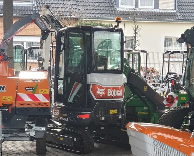 Der Minibagger von Bobcat lässt sich ohne große Probleme auf die freie Fläche manövrieren. | Foto: BH