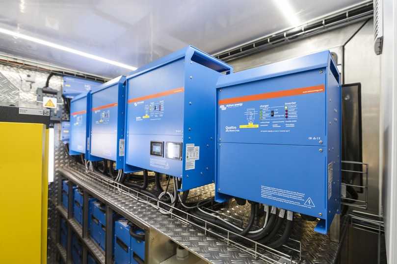 Invertertechnologie zur Spannungswandlung: 3-phasiger Wechselrichter mit 45 kVA-Leistung sowie 1-phasiger Inverter mit 8 kVA | Foto: Prokasro Invertertechnologie zur Spannungswandlung: 3-phasiger Wechselrichter mit 45 kVA-Leistung sowie 1-phasiger Inverter mit 8 kVA | Foto: Prokasro